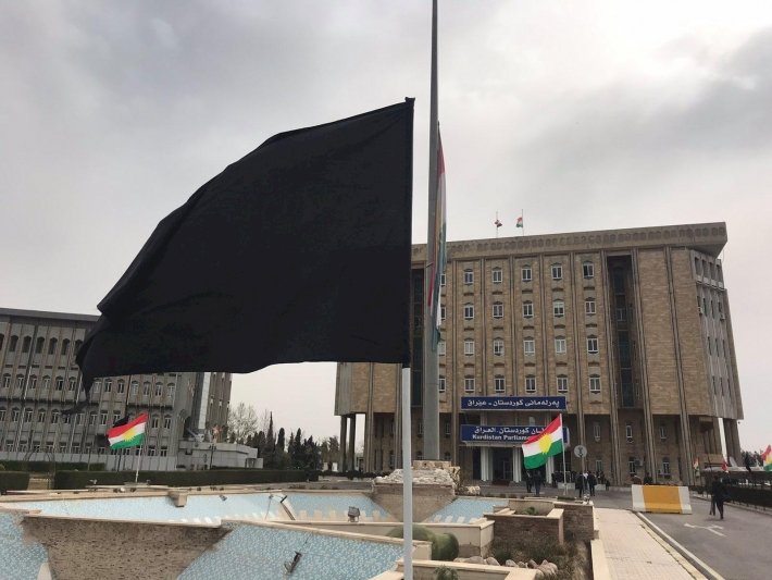 Kürdistan Parlamentosu'nda siyah bayrak çekildi
