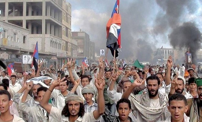 Yemen'de göstericiler hükümet sarayını bastı