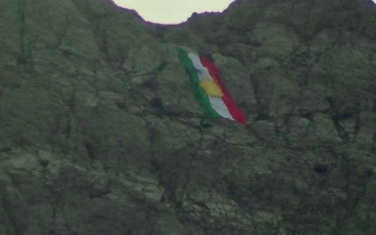 Rojhılat dağlarında Kürdistan bayrağı