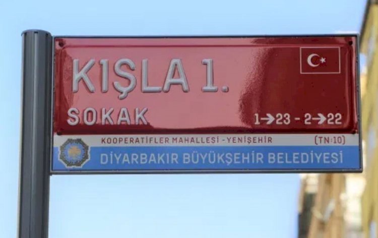 Diyarbakır'ın sokak tabelalarına Türk bayrağı yerleştirildi