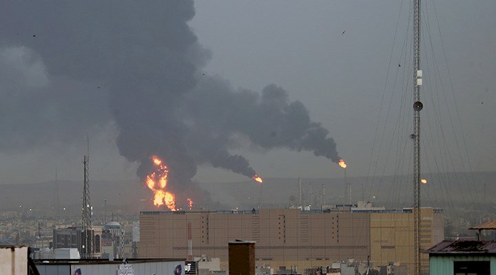 İran'da petrol rafinerisinde yangın çıktı