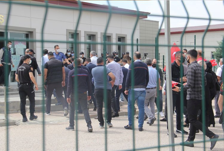 Kobani davasında HDP’li vekillere saldırı girişimi