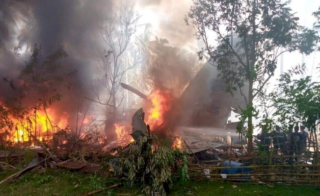 Filipinler'de 85 yolcu taşıyan askeri uçak düştü
