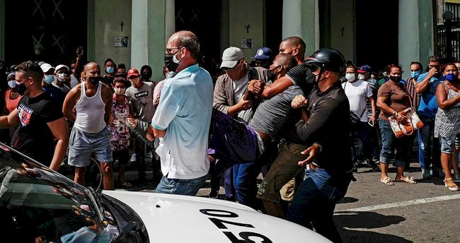 Küba'da halk 'özgürlük istiyoru' sloganıyla sokağa döküldü