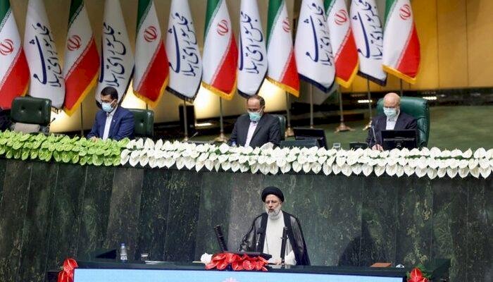 İran Cumhurbaşkanı İbrahim Reisi, yemin ederek göreve başladı