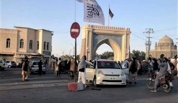 Taliban, Afganistan'ın en büyük ikinci şehri Kandahar'ı ele geçirdiğini duyurdu