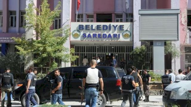Diyarbakır'da HDP’li belediyelere atanan 5 kayyumun görev yeri değiştirildi