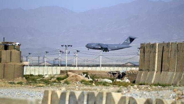 Kabil'den ayrılan askeri uçağa ateş açıldı