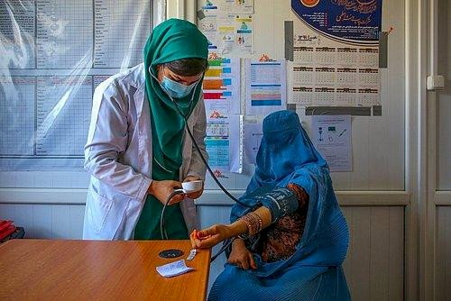Taliban’dan kadın sağlık çalışanlarına çağrı