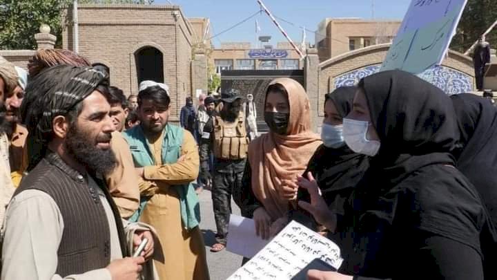 Kadınlar Herat’ta Taliban’a karşı gösteri yaptı