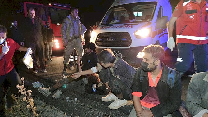 Van’da mültecileri taşıyan minibüs şarampole devrildi: 1 ölü, 16 yaralı