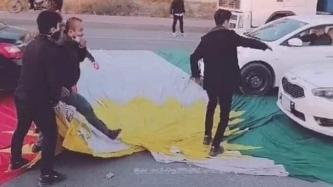 Süleymaniye'deki gösterilerde Kürdistan bayrağına saldırı