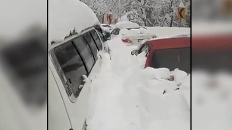 Pakistan'da yoğun kar yağışında araçlarında mahsur kalan 16 kişi donarak öldü