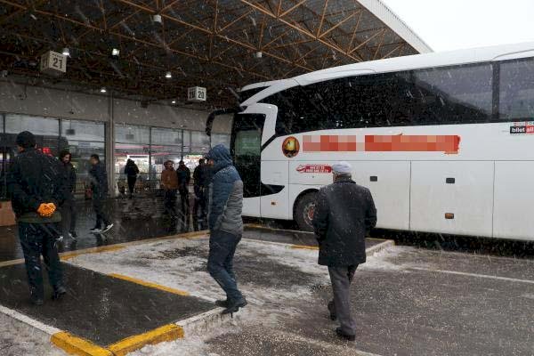 Yollar kapandı, yolcuların Diyarbakır otogarında bekleyişi sürüyor