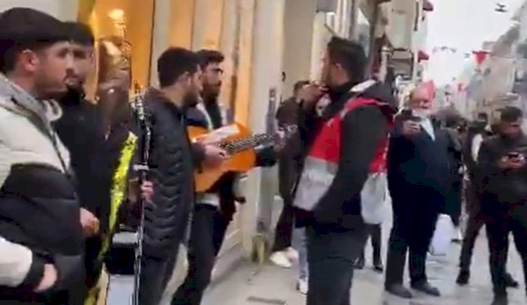 Sokakta Kürtçe müzik  yapan gençlere polis engeli!
