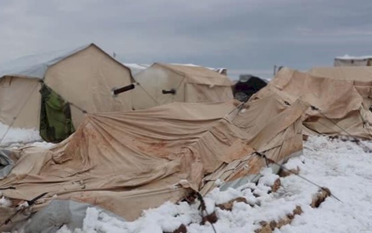 İdlib’deki kamplarda 2 bebek donarak öldü