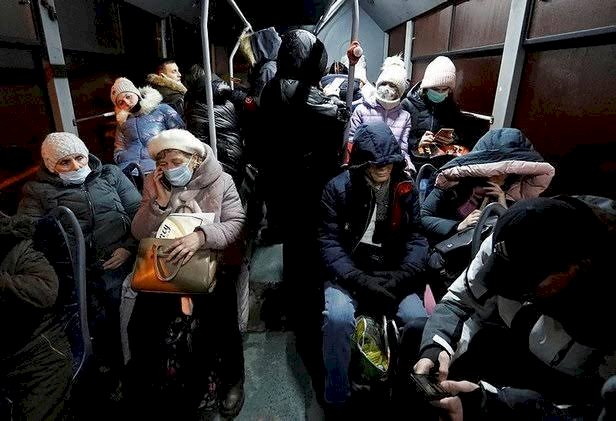 Ukrayna gerilimi yükseliyor: Donestk'te patlama sesi, 40 bin kişi Rusya'ya sığındı