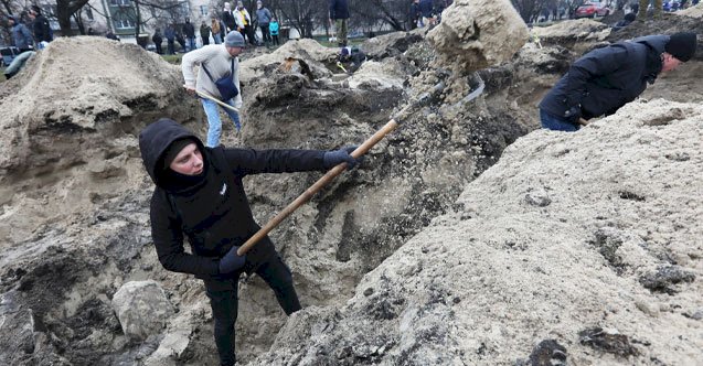 Kiev'de halk hendek savaşına hazırlanıyor