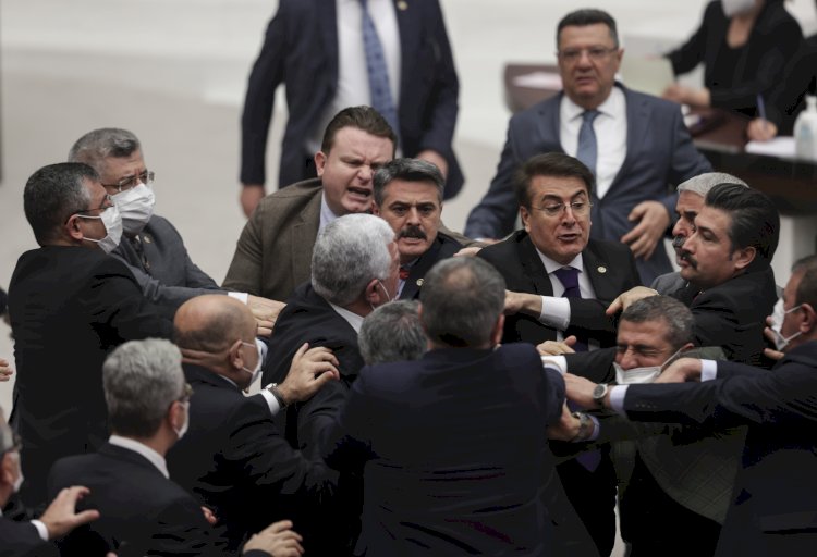 Meclis'te yumruklu kavga! CHP-MHP vekilleri bir birine girdi
