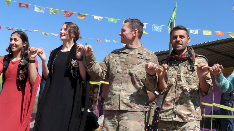 Rojava'da ABD’li askerler geleneksel Kürt kıyafetleriyle halay çekti!