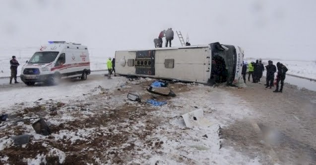 Ağrı'da yolcu otobüsü devrildi: 12 yaralı