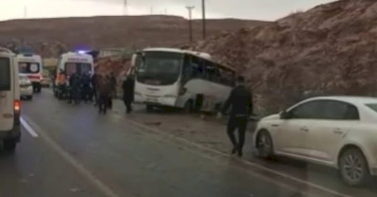 Urfa'da işçileri taşıyan midibüs devrildi: 15 yaralı