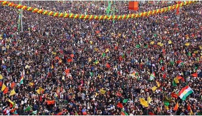 Diyarbakır'daki Newroz'da yüz binlerden barış ve özgürlük çağrısı