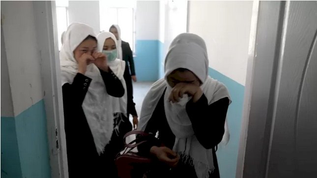 Taliban, kız öğrencileri okula almadı: Ne giyeceklerine karar verilememiş!