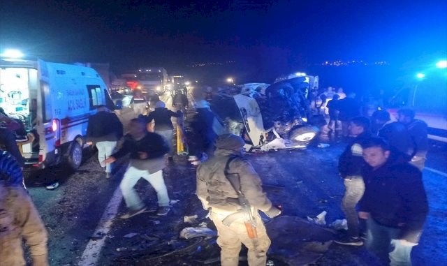 Van’da minibüs ile otomobil çarpıştı: 6’sı ağır 15 yaralı