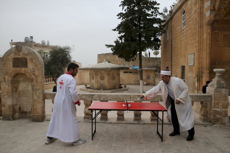Mardin'de imam ile kilise üyesi masa tenisi maçı yaptı