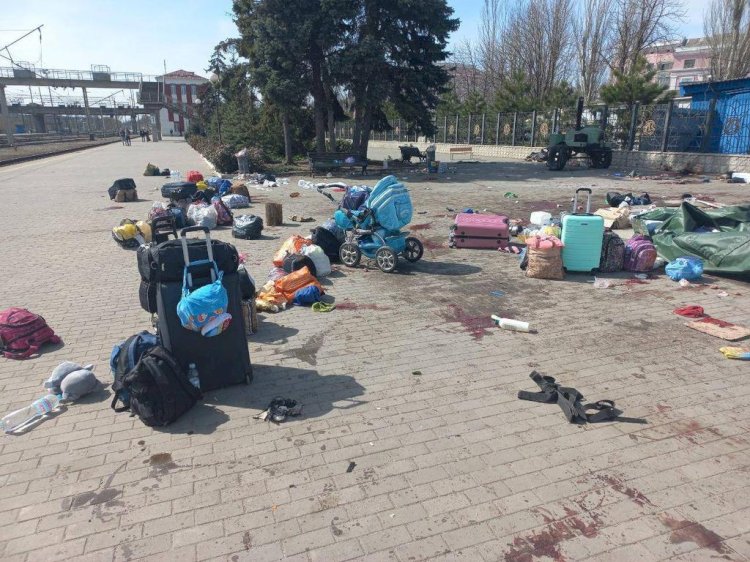 Ruslar, Ukrayna'da tren istasyonunu vurdu:  Onlarca sivil öldü!