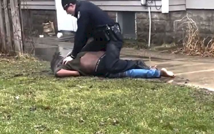 ABD'de polis, siyahi bir genci başından vurarak öldürdü