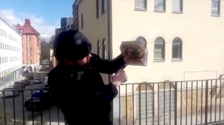 Irkçı politikacı Paludan, İsveç'te cami önünde Kur'an-ı Kerim yaktı