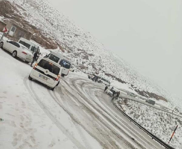 Van- Hakkari karayolu 'kar' ve 'tipi' nedeniyle ulaşıma kapatıldı