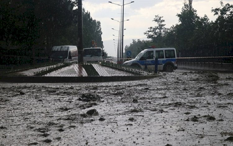 Erzincan'da sağanak sele dönüştü