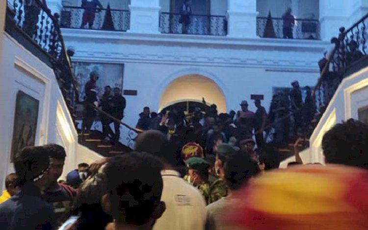 Sri Lanka’da protestocular başkanlık konutunu bastı: Devlet Başkanı Rajapaksa kaçtı