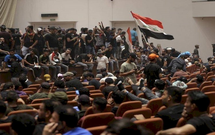 Irak'ta Sadr destekçilerinin mecliste oturma eylemi 2’nci gününde