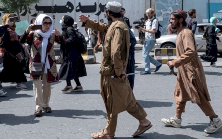 Taliban, 'iş ve özgürlük' isteyen kadınlara ateş açtı!