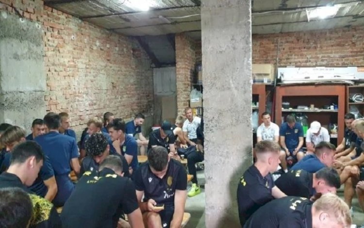 Ukrayna'da maçı sırasında hava saldırısı! Sirenler çalınca futbolcular saatlerce sığınakta bekledi