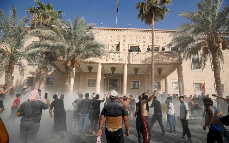 Sadr yanlıları Cumhurbaşkanlığı ve Hükümet Sarayı'na girdi, polis ateş açtı: 12 ölü