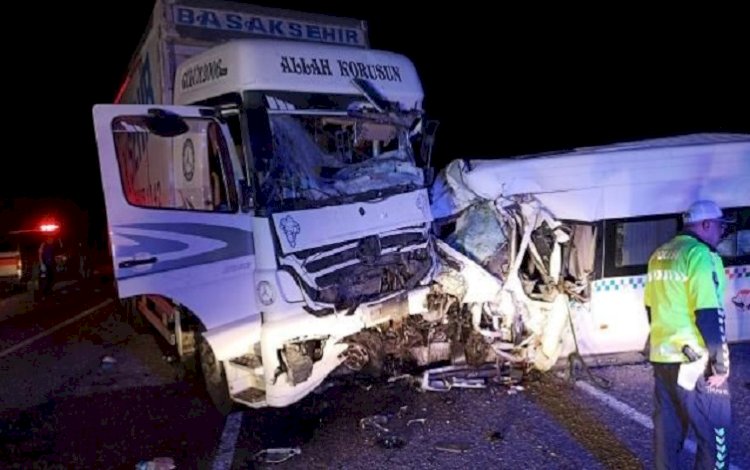 Sivas’ta minibüs ile yük kamyonu çarpıştı: 8 ölü, 9 yaralı