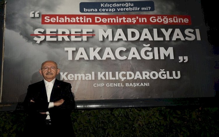 Kılıçdaroğlu, kendisini hedef gösteren afişin önünde poz verdi