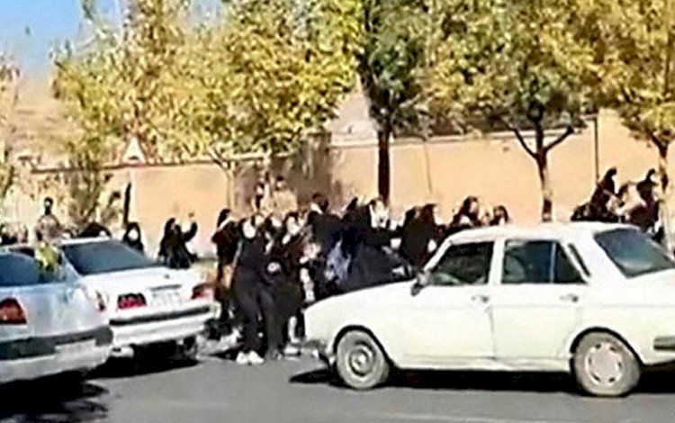 İran'da lise öğrencileri de eylemlere katıldı: 'Mollalar yok olmalı'