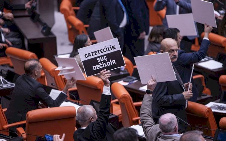 Türkiye'de sansür yasası Meclisten geçti: 1 yıldan 3 yıla kadar hapis cezası verilecek
