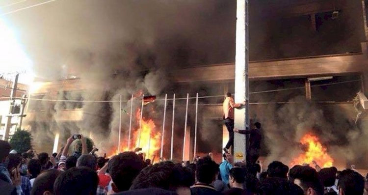 Mahabad’da göstericiler birçok devlet kurumunu ateşe verdi