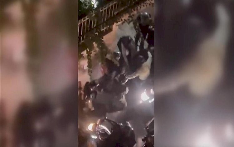 İran'da polisin bir göstericiyi darbettiği ve kafasına ateş ettiği görüntü tepkilere yol açtı!
