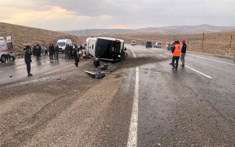 Sivas'ta göçmenleri taşıyan otobüs devrildi: 2 ölü, 30 yaralı