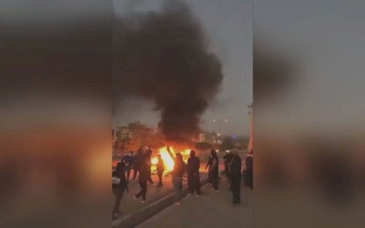 Rojhilat'ta göstericiler Devrim Muhafızlarına ait karakolu ateş verdi