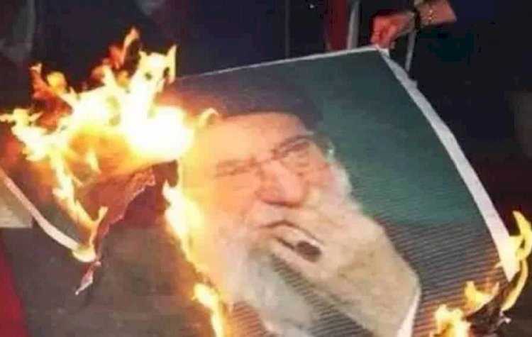İran'da göstericiler ilk dini lider Hamaney'in evini ateşe verdi