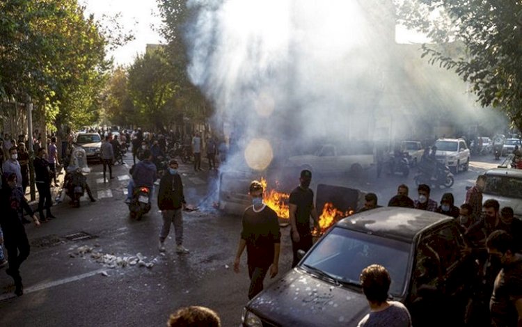 İranlı komutan: Gösterilerde 300’den fazla kişi öldürüldü